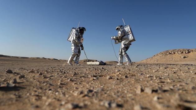 Members of the AMADEE-18 Mars simulation mission wear spacesuits while conducting scientific experiments during an analog field simulation in Oman's Dhofar desert on February 7.(AFP Photo)