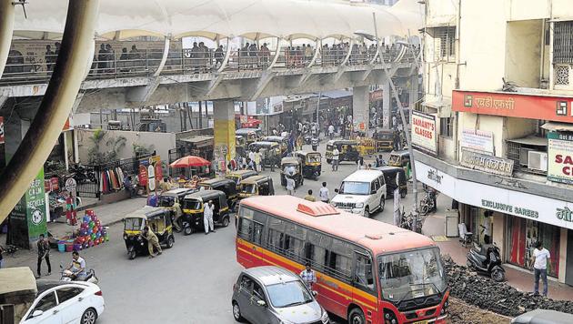The area around Dombivli station is a maze with illegally parked vehicles and hawkers occupying pedestrian space.(Rishikesh Choudhary/ Hindustan Times)