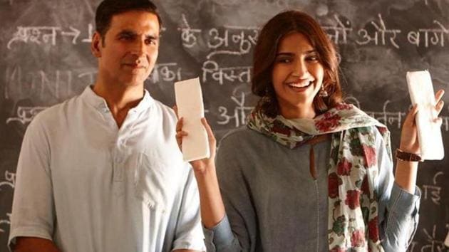 Watch: Onscreen PadMan Akshay Kumar inaugurates a pad vending machine in  South Mumbai