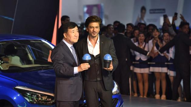Bollywood actor Shahrukh Khan (R) with MD and CEO Hyundai Motors India Ltd, Y K Koo, launched the Swacch Can, a portable bin for all Hundai cars during Auto Expo 2018 in Greater Noida on February 8, 2018. (Burhaan Kinu / HT Photo) Bollywood actor Shahrukh Khan (R) with MD and CEO Hyundai Motors India Ltd, Y K Koo, launched the Swacch Can, a portable bin for all Hundai cars during Auto Expo 2018 in Greater Noida on February 8, 2018. (Burhaan Kinu / HT Photo)