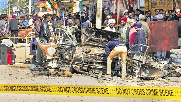 Officials examining the car in which a bomb was placed in Maur on February 1 last year, a day after the blast near Congress leader Harminder Singh Jassi’s election rally.(Sanjeev Kumar/HT)