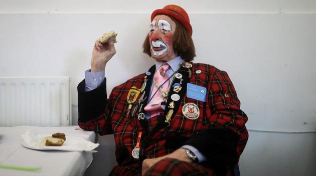 A clown stops to eat a sandwich before attending an annual service of remembrance in honour of British clown Joseph Grimaldi at All Saints Church in Haggerston in London, Britain on February 4, 2018. (Simon Dawson / REUTERS) A clown stops to eat a sandwich before attending an annual service of remembrance in honour of British clown Joseph Grimaldi at All Saints Church in Haggerston in London, Britain on February 4, 2018. (Simon Dawson / REUTERS)