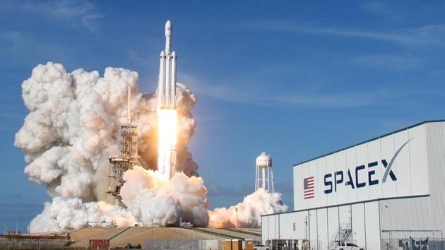 A SpaceX Falcon Heavy rocket lifts off from the historic launch pad 39-A at the Kennedy Space Center in Cape Canaveral, Florida on February 6, 2018. (Thom Baur / REUTERS) A SpaceX Falcon Heavy rocket lifts off from the historic launch pad 39-A at the Kennedy Space Center in Cape Canaveral, Florida on February 6, 2018. (Thom Baur / REUTERS)