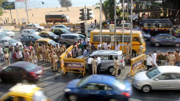 Police officials stop Mumbai Congress chief Sanjay Nirupam’s car at Girgaum Chowpatty on Thursday.(Bhushan Koyande/HT)