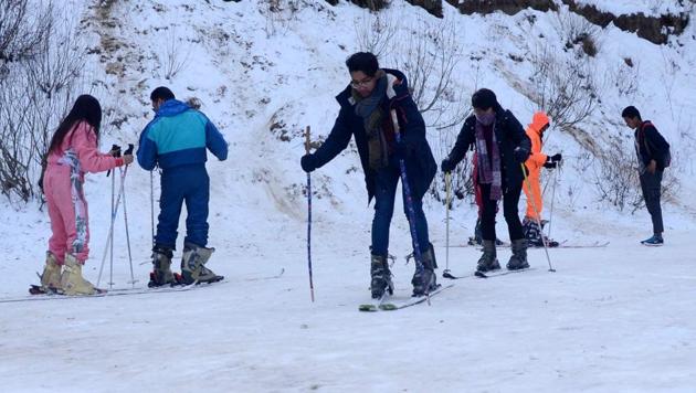 Skiing skiing activities continue at Narkanda despite less snow. (HT File Photo) Skiing skiing activities continue at Narkanda despite less snow. (HT File Photo)