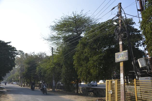 The Ghaziabad development authority (GDA) on Friday signed a memorandum of understanding for replacing 8,000 streetlights with LED bulbs. (Sakib Ali/HT PHOTO) The Ghaziabad development authority (GDA) on Friday signed a memorandum of understanding for replacing 8,000 streetlights with LED bulbs. (Sakib Ali/HT PHOTO)