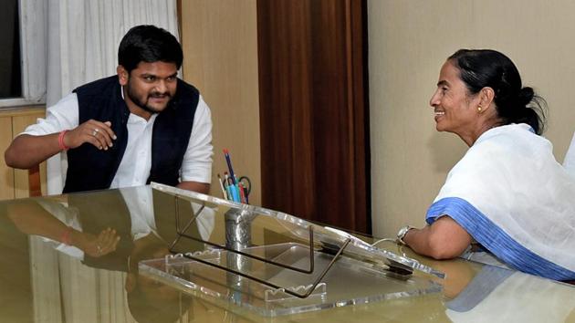Patidar community leader Hardik Patel meets West Bengal chief minister Mamata Banerjee at Nabanna in Kolkata.(PTI Photo)
