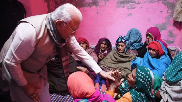 Chief minister Manohar Lal Khattar consoling the wife of Monu Kumar at his native village Basana in Rohtak district on Thursday.(Manoj Dhaka/HT)