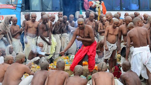 Priests from Nepal perform a ritual after taking a holy dip at the Sangam, the confluence of the rivers Ganges, Yamuna in Allahabad on February 7, 2018. (Sanjay Kanojia / AFP) Priests from Nepal perform a ritual after taking a holy dip at the Sangam, the confluence of the rivers Ganges, Yamuna in Allahabad on February 7, 2018. (Sanjay Kanojia / AFP)
