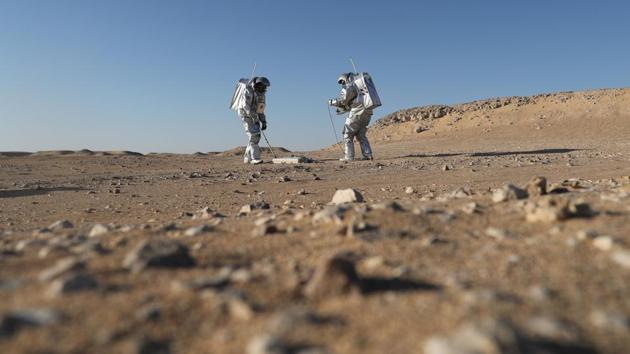 Members of the AMADEE-18 Mars simulation mission test a spacesuit while conducting scientific experiments during an analog field simulation in Oman's Dhofar desert on February 7, 2018. (Karim Sahib / AFP) Members of the AMADEE-18 Mars simulation mission test a spacesuit while conducting scientific experiments during an analog field simulation in Oman's Dhofar desert on February 7, 2018. (Karim Sahib / AFP)