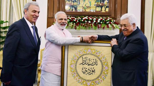 President of Palestine Mahmoud Abbas (right) presents Prime Minister Narendra Modi a portrait with his name inscribed in Arabic, New Delhi, May 16, 2017(PTI)