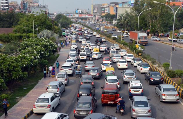 The traffic situation goes from bad to worse on weekends when the number of visitors to the mall increases.(HT PHOTO)