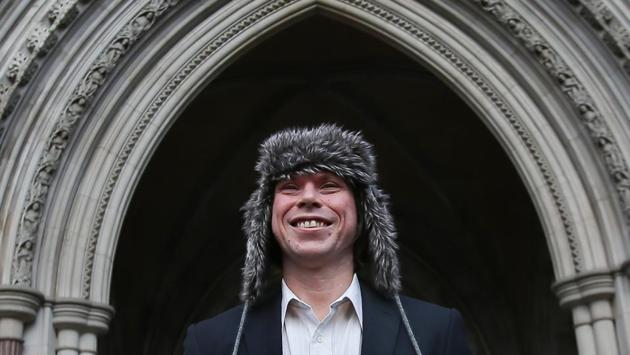 British student Lauri Love, who is accused of hacking into US government websites, poses outside the Royal Courts of Justice in central London on February 5, 2018. (Daniel Leal-Olivas / AFP) British student Lauri Love, who is accused of hacking into US government websites, poses outside the Royal Courts of Justice in central London on February 5, 2018. (Daniel Leal-Olivas / AFP)