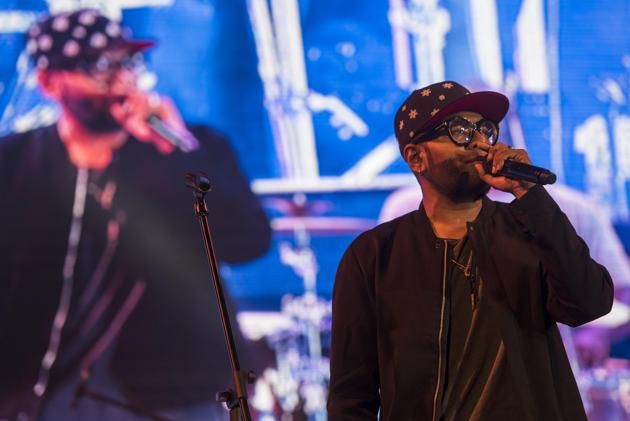 Benny Dayal performs at the Asiatic Library on Saturday. (Pratik Chorge/HT) Benny Dayal performs at the Asiatic Library on Saturday. (Pratik Chorge/HT)