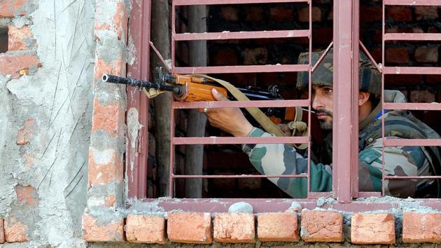 An army soldier takes position at a site of a gunbattle in Sunjuwan, Jammu.(Nitin Kanotra/HT Photo) An army soldier takes position at a site of a gunbattle in Sunjuwan, Jammu.(Nitin Kanotra/HT Photo)