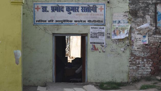 A view of a local clinic in Bangarmau. The infections highlight challenges that India faces in the healthcare sector, because of an acute shortage of doctors and health workers. The doctor-patient ratio in India is 1:1,674 against the WHO recommended 1:1,000. The shortage of health providers and infrastructure is most acute in rural areas, where people turn to quacks in desperation.  (Sanchit Khanna / HT Photo) 