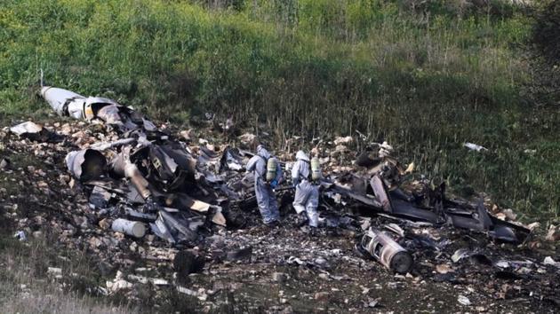 Israeli security forces examine the remains of an F-16 Israeli war plane near the Israeli village of Harduf, Israel February 10, 2018. (REUTERS) Israeli security forces examine the remains of an F-16 Israeli war plane near the Israeli village of Harduf, Israel February 10, 2018. (REUTERS)