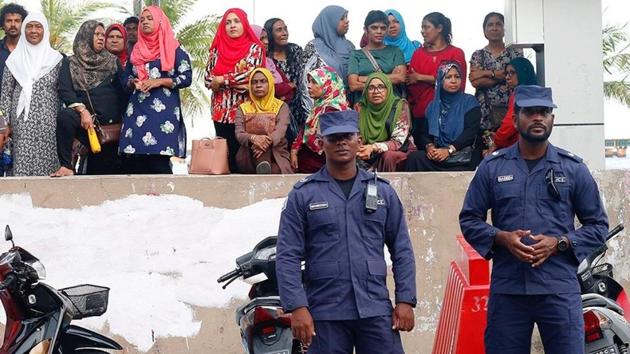 Police officers stand guard near the Maldives Democratic Party headquarters after President Abdulla Yameen declared a state of emergency for 15 days, Male, February 6, 2018 (REUTERS) Police officers stand guard near the Maldives Democratic Party headquarters after President Abdulla Yameen declared a state of emergency for 15 days, Male, February 6, 2018 (REUTERS)