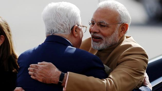 Palestinian President Mahmoud Abbas embraces India's Prime Minister Narendra Modi upon Modi's arrival in Ramallah. Prime Minister Modi and President Abbas will discuss ways to enhance bilateral relations as well as discuss the regional and international situations of common concern. (Mohamad Torokman / REUTERS) Palestinian President Mahmoud Abbas embraces India's Prime Minister Narendra Modi upon Modi's arrival in Ramallah. Prime Minister Modi and President Abbas will discuss ways to enhance bilateral relations as well as discuss the regional and international situations of common concern. (Mohamad Torokman / REUTERS)