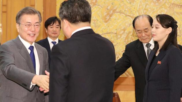 South Korean President Moon Jae-in shakes hands with president of the Presidium of the Supreme People's Assembly of North Korea Kim Young Nam as Kim Yo Jong, the sister of North Korea's leader Kim Jong Un, looks on at the Presidential Blue House in Seoul, South Korea, February 10, 2018. (Reuters Photo) South Korean President Moon Jae-in shakes hands with president of the Presidium of the Supreme People's Assembly of North Korea Kim Young Nam as Kim Yo Jong, the sister of North Korea's leader Kim Jong Un, looks on at the Presidential Blue House in Seoul, South Korea, February 10, 2018. (Reuters Photo)