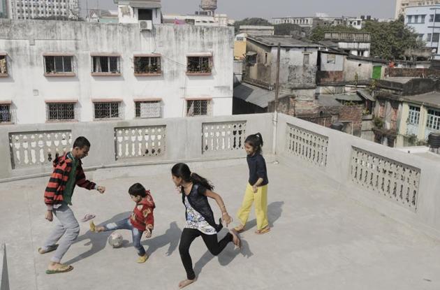 KOLKATA: Even this sleepy metro has lost open spaces to development. “Growing up, we had maidans and gardens. Today, my six-year-old has nowhere to play,” says finance manager Ramit Pal, 43. Here, a group plays football on a terrace. (Samir Jana / HT PHOTO)