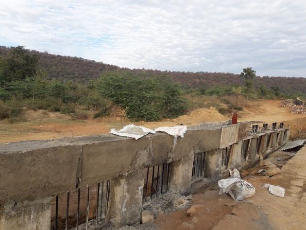 An enclosure will be built at Mukundra Tiger Hills Reserve in Rajasthan’s Kota district on 200 square kilometre area. In the first phase, 82 sq km area will be enclosed by March 31.(HT Photo)