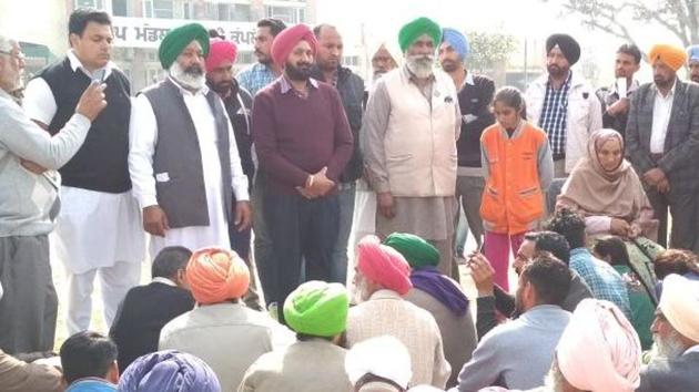 His arms folded in front, inspector Gurmeet Singh (standing seventh from left) saying sorry in Jaitu, Faridkot, last week.(HT File Photo)