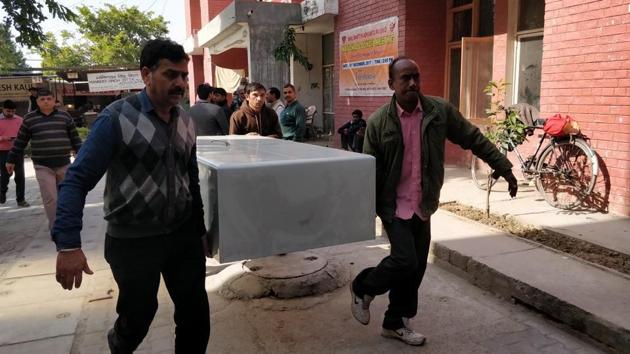 CBI staff taking an almirah into the CBI court to store the documents related to the Manesar land scam. (HT File) CBI staff taking an almirah into the CBI court to store the documents related to the Manesar land scam. (HT File)