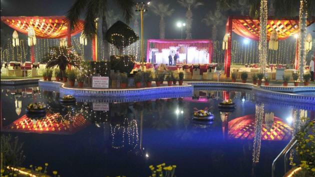 While the building branch department of the civic body had earlier said it will cut the water and sewerage connection of the establishments violating building bylaws, no action has been taken so far.(HT File/Representative image)