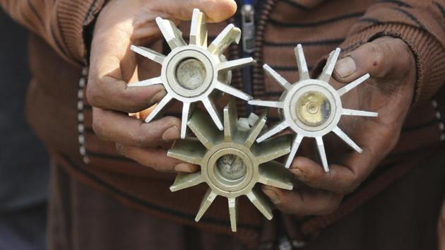 Pakistani troops had fired mortars shells at civilian areas in Poonch district earlier on Saturday.(AP File/Representative image) Pakistani troops had fired mortars shells at civilian areas in Poonch district earlier on Saturday.(AP File/Representative image)