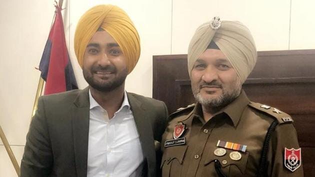 Punjabi singer Ranjit Bawa with SSP, Batala, Opinderjit Singh Ghuman.(Facebook)