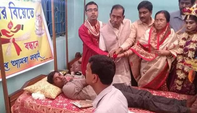 A guest donating blood at the wedding reception in Ghatal, West Bengal on February 8.(Photo courtesy: DYFI)