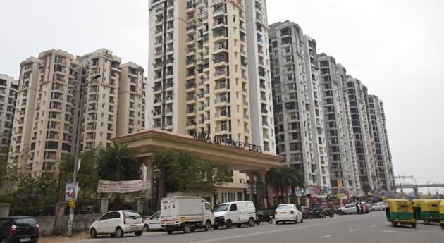 In Amrapali Princely Estate, the generator set chimney is only 1.5 metres above the residential tower, whereas norms stipulate that it should be above five metres. (Virendra Singh Gosain/HT PHOTO) In Amrapali Princely Estate, the generator set chimney is only 1.5 metres above the residential tower, whereas norms stipulate that it should be above five metres. (Virendra Singh Gosain/HT PHOTO)