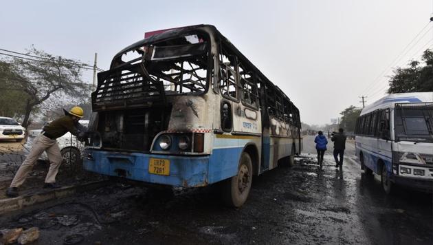 The protesters unleashed violence demanding a ban on the release of filmmaker Sanjay Leela Bhansali’s ‘Padmaavat’.(Sanjeev Verma/HT PHOTO)