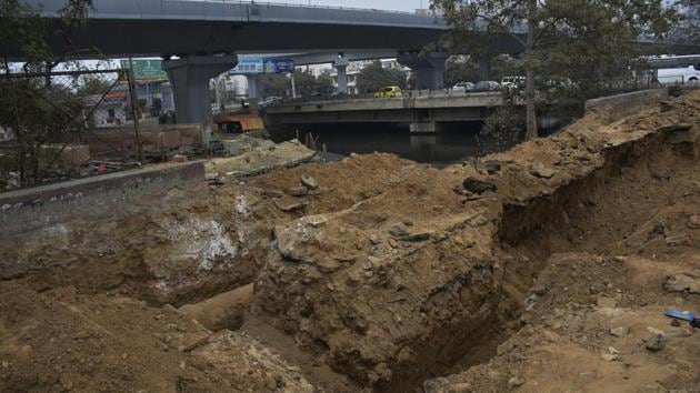 The pipelines that are hindering the rotary work in Vasundhara will be shifted in a week.(Sakib Ali/HT Photo)