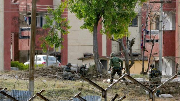 Security personnel take position around the army family quarters at Sunjuwan military station in Jammu on Sunday.(Nitin Kanotra/HT Photo)