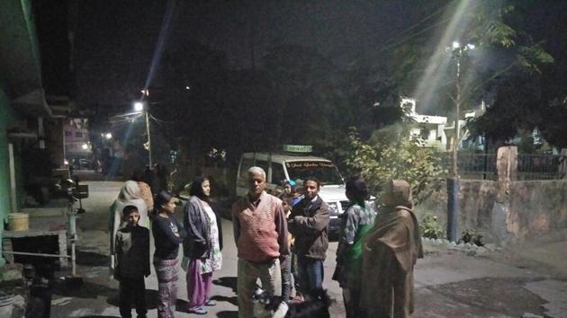 People rushed out of their houses in Uttarakhand’s Rudrapur after a low-intensity earthquake hit the state early on Monday.(HT Photo.) People rushed out of their houses in Uttarakhand’s Rudrapur after a low-intensity earthquake hit the state early on Monday.(HT Photo.)
