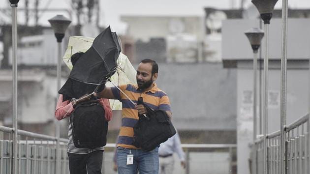 The temperature on Monday is expected to hover between 13 and 25.5 degree Celsius. (Ravi Choudhary/HT FILE) The temperature on Monday is expected to hover between 13 and 25.5 degree Celsius. (Ravi Choudhary/HT FILE)