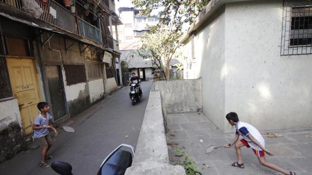 In Dadar, kids play badminton in a narrow street while vehicles also pass through the lane, which makes playtime risky. Against the World Health Organization’s recommended minimum of 9 sq metres per person and a developed world standard of 20 sq metres for open spaces, Mumbai has 0.88 sq metres, and Bengaluru only 6.4. (Hemanshi Kamani / HT Photo) 