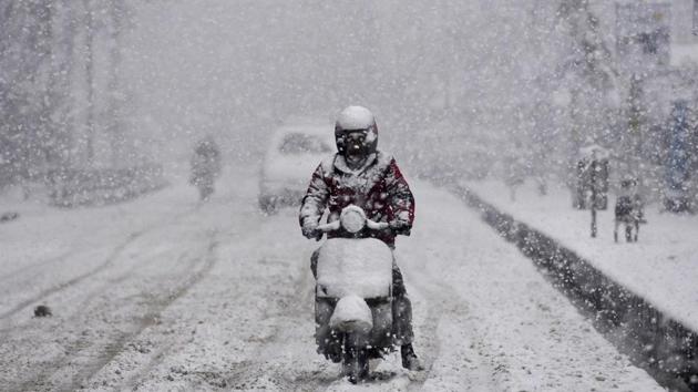 Many areas in Jammu and Kashmir and Himachal witnessed fresh snowfall. Kashmir’s links with the rest of the country were snapped as the arterial Jammu-Srinagar National Highway was closed due to the accumulation of snow around Jawahar Tunnel in the Qazigund area. (Waseem Andrabi / HT Photo) Many areas in Jammu and Kashmir and Himachal witnessed fresh snowfall. Kashmir’s links with the rest of the country were snapped as the arterial Jammu-Srinagar National Highway was closed due to the accumulation of snow around Jawahar Tunnel in the Qazigund area. (Waseem Andrabi / HT Photo)