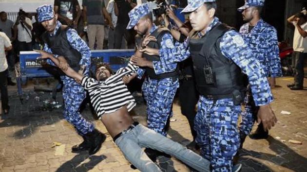 Maldivian police officers detain an opposition protestor demanding the release of political prisoners during a protest in Male, Maldives on February 2, 2018.(AP)