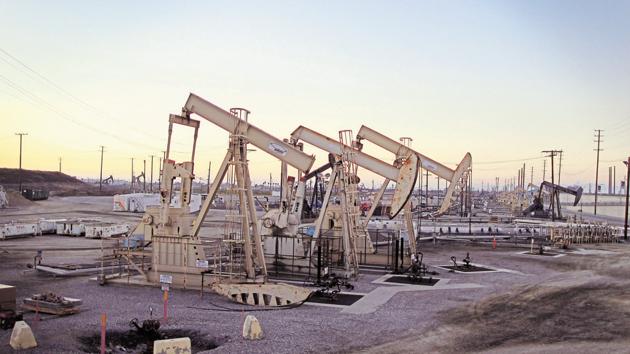 Oil rig pumpjacks extract crude from the Wilmington Field oil deposits near Long Beach, California. (REUTERS) Oil rig pumpjacks extract crude from the Wilmington Field oil deposits near Long Beach, California. (REUTERS)