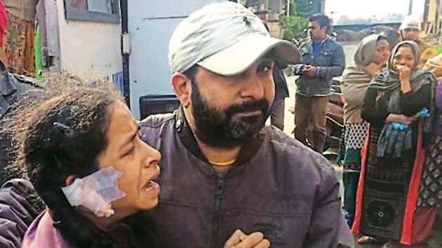 An inconsolable Khwaish Sachdeva as her brother’s body is brought to their house in Green Avenue, Kharar. (HT Photo) An inconsolable Khwaish Sachdeva as her brother’s body is brought to their house in Green Avenue, Kharar. (HT Photo)