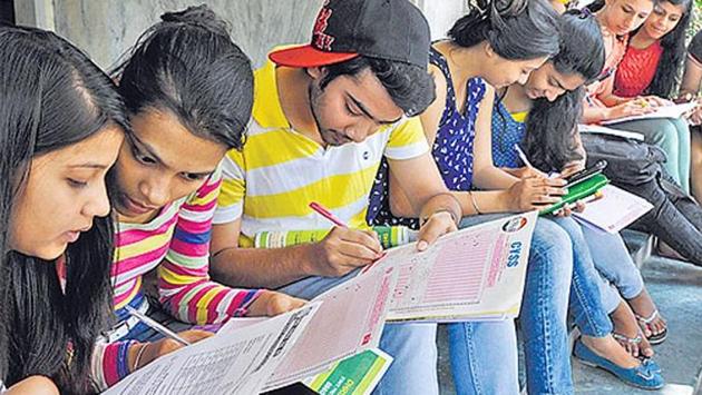 All students who are either pursuing the last year of graduation, or have completed their graduation, are eligible to appear for the entrance test to pursue the MBA course conducted by all statutory universities in Maharashtra. (HT FILE PHOTO) All students who are either pursuing the last year of graduation, or have completed their graduation, are eligible to appear for the entrance test to pursue the MBA course conducted by all statutory universities in Maharashtra. (HT FILE PHOTO)