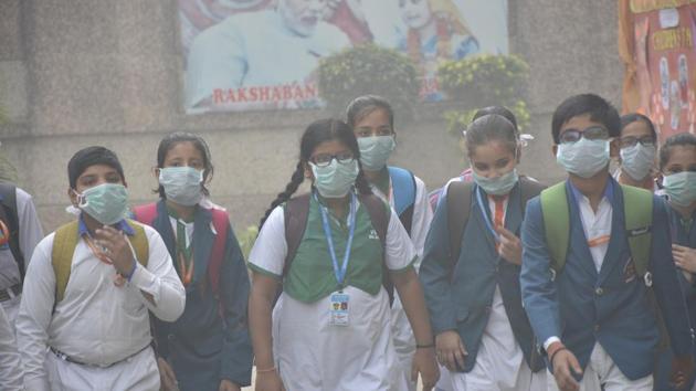 Students on way to their school wearing face masks due to high pollution in Ghaziabad in November, 2017. (HT File) Students on way to their school wearing face masks due to high pollution in Ghaziabad in November, 2017. (HT File)