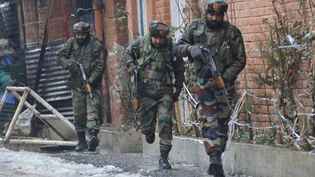 Indian Army personnel take position during an encounter with militants in Karan Nagar, Srinagar.(Waseem Andrabi/HT Photo) Indian Army personnel take position during an encounter with militants in Karan Nagar, Srinagar.(Waseem Andrabi/HT Photo)