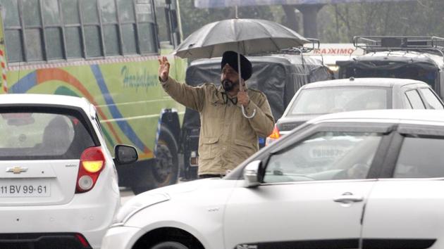 A policeman navigates traffic as it rains at Bus Stand Chowk in Patiala. The northern state of Punjab was also lashed by strong winds and thundershowers on Monday. Jalandhar and adjoining districts including Kapurthala and Nawanshahr recorded rainfall ranging from 8 mm to 10 mm during the early hours on Monday. (Bharat Bhushan / HT Photo) A policeman navigates traffic as it rains at Bus Stand Chowk in Patiala. The northern state of Punjab was also lashed by strong winds and thundershowers on Monday. Jalandhar and adjoining districts including Kapurthala and Nawanshahr recorded rainfall ranging from 8 mm to 10 mm during the early hours on Monday. (Bharat Bhushan / HT Photo)