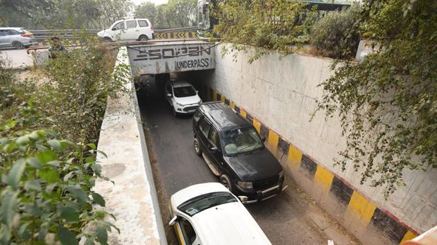 The authority will have to widen these narrow underpasses because motorists face perennial traffic congestion while crossing to the other side.(Virendra Singh Gosain/HT FILE PHOTO) The authority will have to widen these narrow underpasses because motorists face perennial traffic congestion while crossing to the other side.(Virendra Singh Gosain/HT FILE PHOTO)