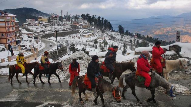 Tourists take pony rides in Kufri after fresh snowfall. Crowds of happy tourists rushed out of their hotels to witness the snowfall. (PTI) Tourists take pony rides in Kufri after fresh snowfall. Crowds of happy tourists rushed out of their hotels to witness the snowfall. (PTI)