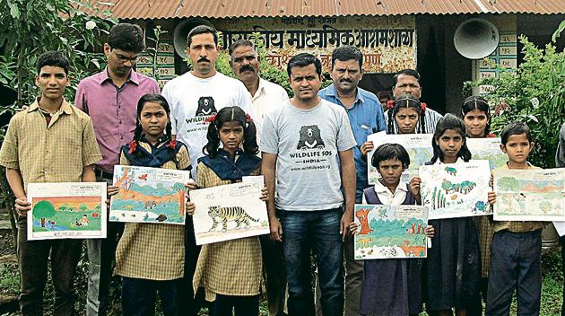 As a part of the awareness campaign, Dr Ajay Deshmukh (centre), senior veteran, MLRC from Wildlife SOS (NGO) have organised briefings at Omkareshwar tribal school where students are informed about how to avoid conflict with leopards.(WILDLIFE SOS/HT PHOTO)